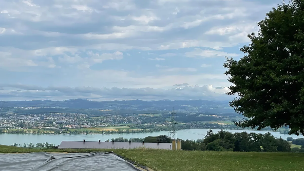 Weitblick von der Sportanlage Looren auf den Greifensee.